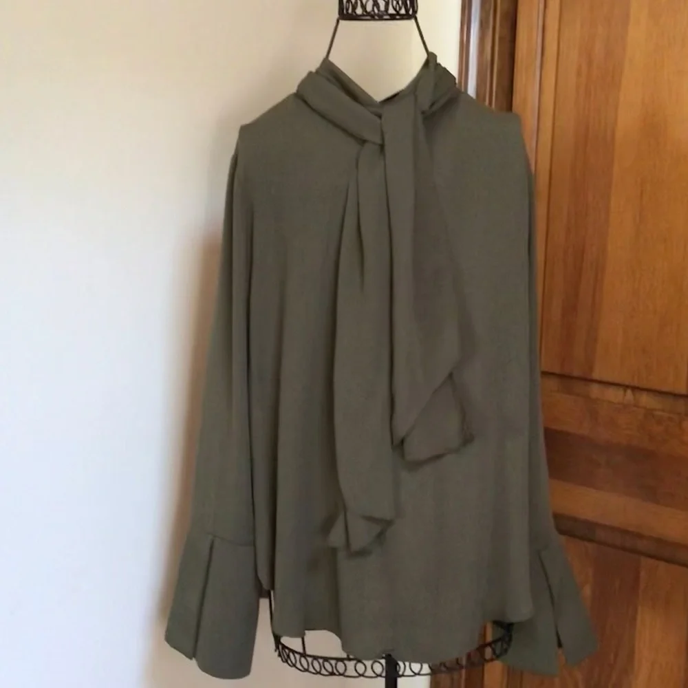 Carmen Marc Valvo Green Tie neck shirt, Large, New - Picture 9 of 9